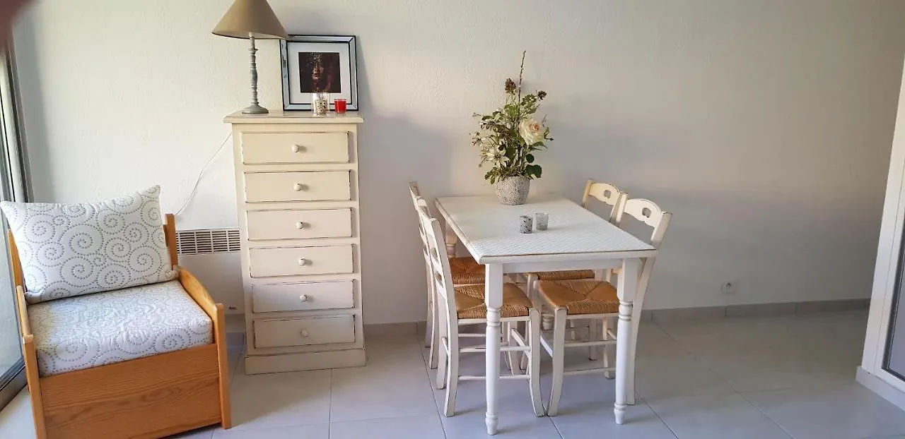 Studio Avec Terrasse 2 Personnes Le Lavandou France